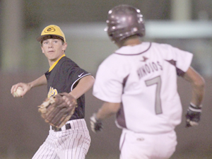 Meyer helps Hornets edge Kangaroos 4-3